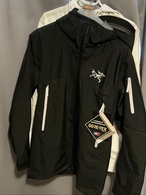 Arc'teryx Black Jacket with White Accents. Rush jacket. Colour orca. Size S